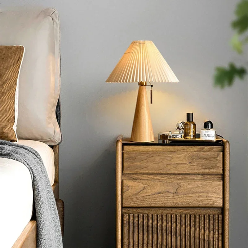 Solar Lamp - โคมไฟตั้งโต๊ะแบบจีบย้อนยุค โคมไฟไม้เนื้อแข็งสไตล์นอร์ดิก สำหรับอ่านหนังสือในห้องนอน ตกแต่งบ้าน ใช้หลอดไฟ E27